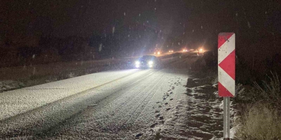 Burdur’da kar yağışı nedeniyle birçok araç yola kaldı