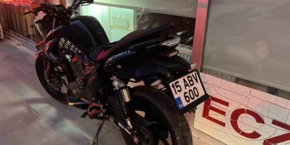 Burdur’da motosiklet park halindeki otomobile çarptı: 2 yaralı