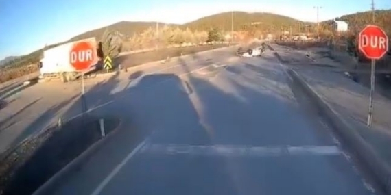 Burdur’da otomobil ile kamyon çarpıştı: Kaza anı kamerada