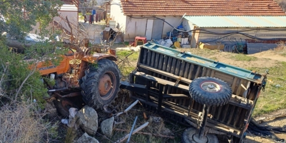 Burdur’da otomobille çarpışan traktör devrildi: 3 yaralı
