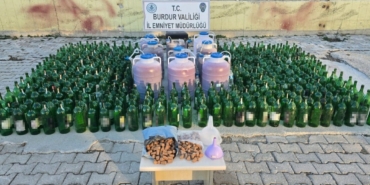 Burdur’da yüzlerce litre kaçak alkol ele geçirildi