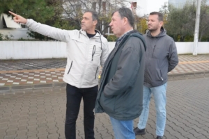 Burhaniye de çöken kanalizasyon borusu yol kapattırdı