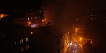 Bursa’da apartmanın deposunda çıkan yangın paniğe neden oldu: 1 kişi hastaneye kaldırıldı