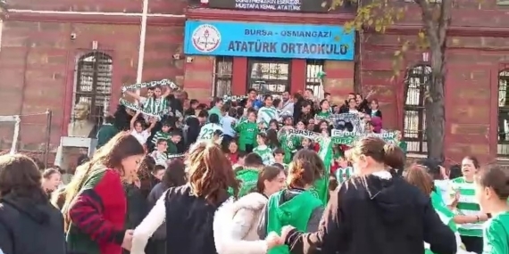 Bursa’da öğrenciler Bursaspor kıyafetleriyle okula geldi