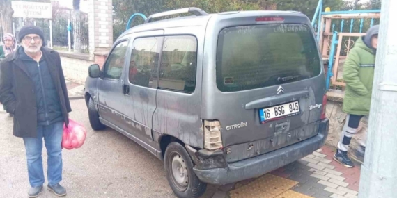 Bursa’da otomobil hafif ticari araca çarptı: 2 yaralı