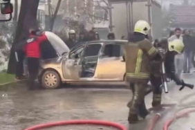 Bursa’da park halindeki midibüste çıkan yangın otomobile sıçradı