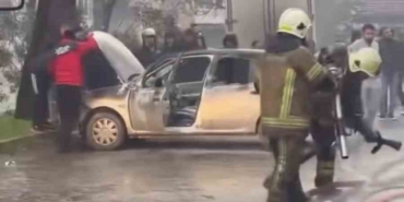 Bursa’da park halindeki midibüste çıkan yangın otomobile sıçradı