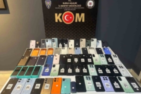 Bursa’da piyasa değeri 3 milyon lira olan kaçak cep telefonları ve USB kablolar ele geçirildi