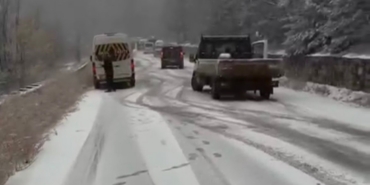 Bursa’da yoğun kar yolları kapattı