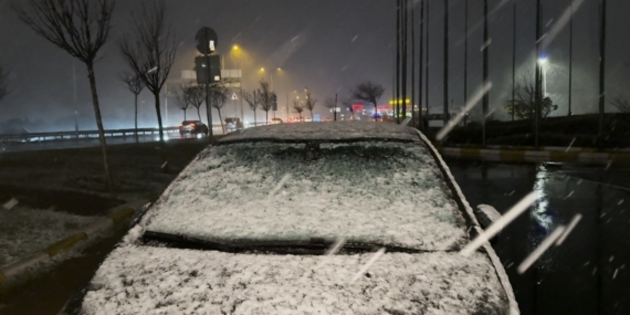 Büyükçekmece’de park halindeki araçların üzeri beyaza büründü