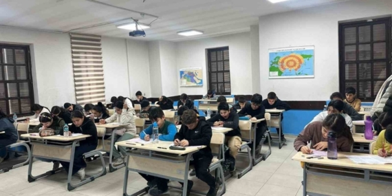 Büyükşehir Eğitim Merkezlerinde yapılan deneme sınavına bin 350 öğrenci katıldı
