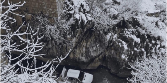 Buzlanma kaza getirdi, dereye uçan otomobildeki 3 kişi yaralandı