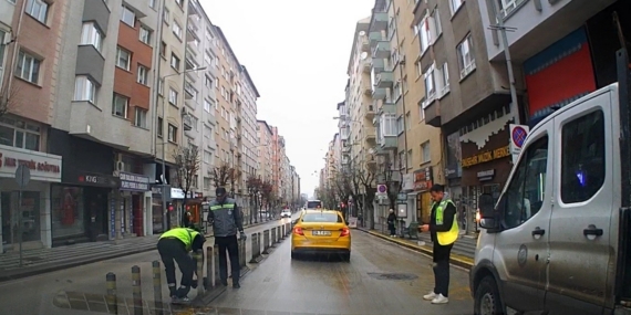 Çakılmasıyla tepki çeken dubalar belediye tarafından söküldü