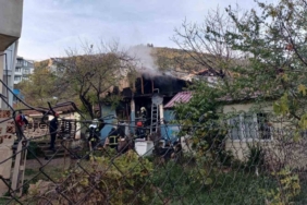 Çakmağı doldururken hem kendini hem de evi yaktı