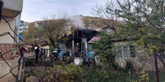 Çakmağı doldururken hem kendini hem de evi yaktı