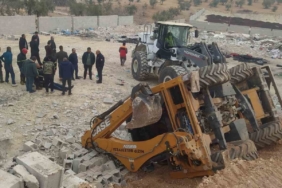 Çalışma sırasında yol çöktü, devrilen kepçenin operatörü yaralandı
