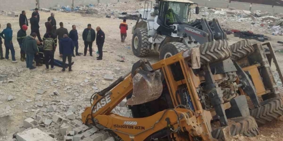 Çalışma sırasında yol çöktü, devrilen kepçenin operatörü yaralandı