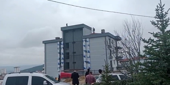 Çalıştığı firmadan alacağını alamadığını iddia eden işçi çatıya çıktı