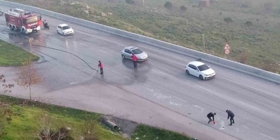 Cam paleti yüklü kamyonetten düşen cam parçaları trafiği durdurdu