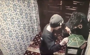 Camideki bağış kutusunu açamayan acemi hırsızlık şüphelileri kamerada