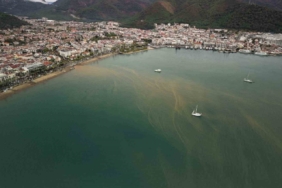 Çamur rengine bürünen deniz havadan görüntülendi