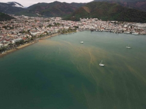 Çamur rengine bürünen deniz havadan görüntülendi