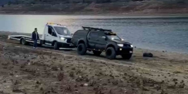 Çamura saplanan oto kurtarıcıyı pikap kurtardı