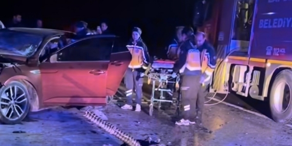 Çanakkale’de 2 otomobil çarpıştı: 5 ölü, 1 yaralı
