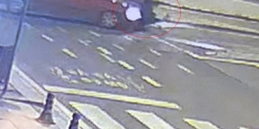 Çarpıştığı arabanın üzerinden takla attı: O anlar kamerada