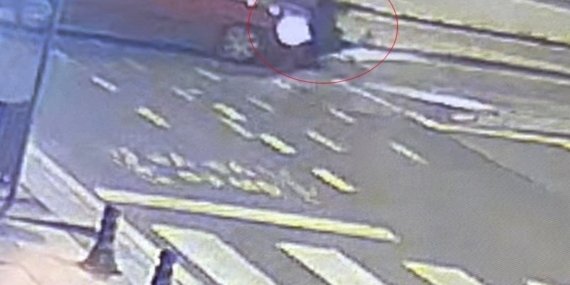 Çarpıştığı arabanın üzerinden takla attı: O anlar kamerada