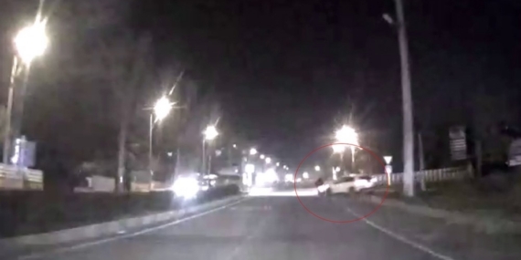 Çarptığı motosiklet devrildi, sonra kaçtı: O anlar araç kamerasında