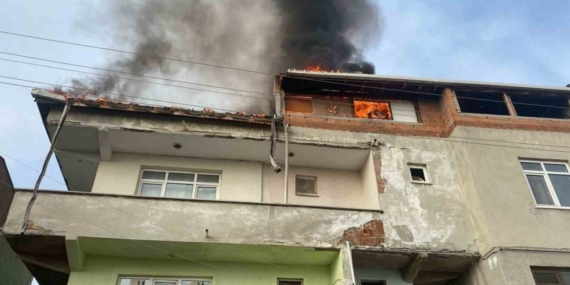 Çatı katı alev topuna döndü