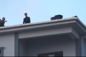 Çatıya çıktı, 80 bin TL’lik alacağını tahsil edince ikna olup indi