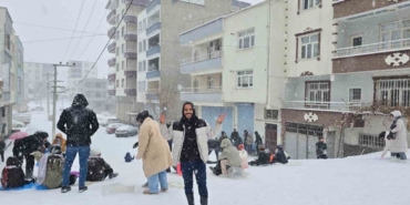 Çermik’te karın yağışına en çok çocuklar sevindi