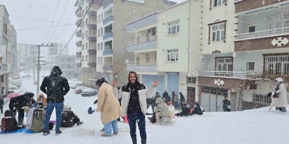 Çermik’te karın yağışına en çok çocuklar sevindi