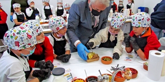 Çeşme’de öğrenciler, velileri ile kumpir etkinliğinde buluştu