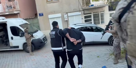 Çeşme’de özel harekat destekli operasyon: 6 ayrı suçtan aranan firari yakalandı