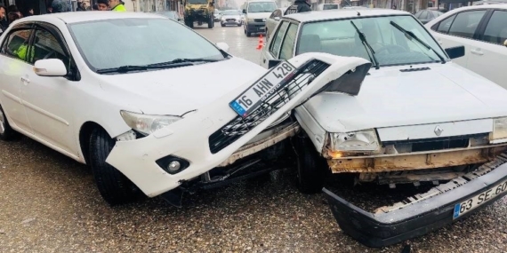 Ceylanpınar’da 2 otomobil çarpıştı