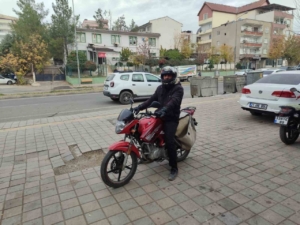 Ceza yedi, kaskı başına geçirerek motosiklet sürücülerine uyarıda bulundu