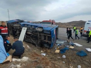 Cezaevi nakil aracı devrildi, aralarında mahkûmların da bulunduğu 5 kişi yaralandı