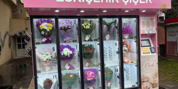 Çiçek sürprizi yapmak isteyen bu otomata geliyor