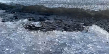 Çıldır Gölü’nde buz kütleleri sahile vurdu