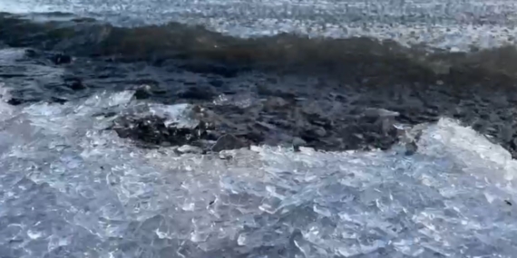 Çıldır Gölü’nde buz kütleleri sahile vurdu