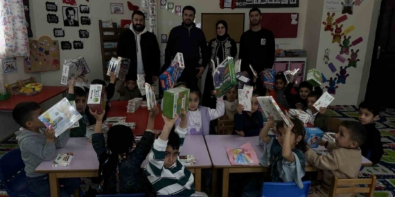 Cilo Dağı eteklerindeki okula zeka oyunu seti ile kırtasiye malzemesi hediye edildi