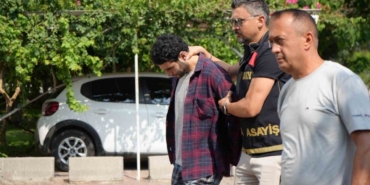 Cinayet davasında ilk kez hakim karşısına çıkan sanık: "Masanın üzerindeki bardağı alıp başına vurdum"