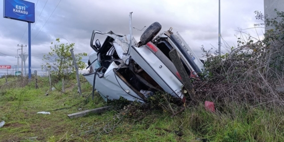 Ciple çarpışan otomobil hurdaya döndü: 1’i ağır 2 yaralı