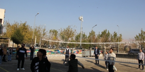 Cizre Milli Eğitim Müdürü İke, öğrencilerle voleybol oynadı