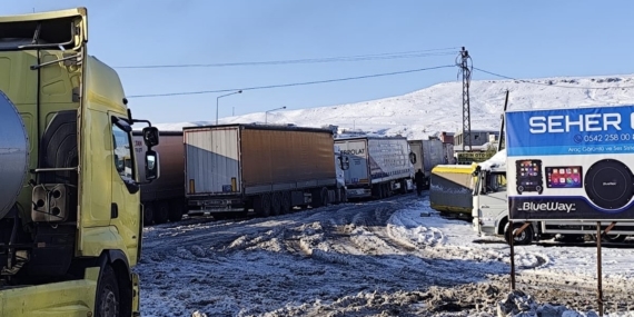 Cizre’de kar esareti: Yollar buz pistine döndü