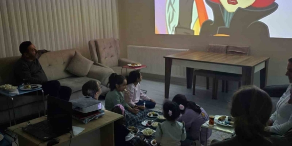 Çocuk evlerinde kalan çocuklara çizgi film sürprizi