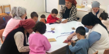 Çocuklar anneleriyle birlikte geleneksel kilim dokumayı öğrendi